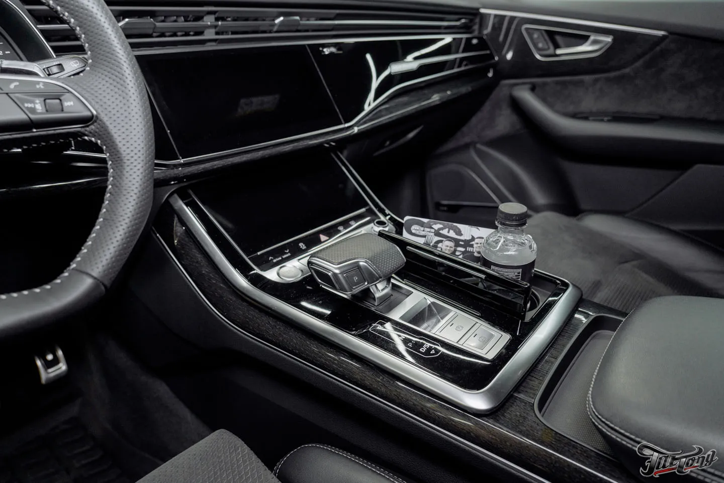 Отремонтировали бампера на Audi Q7, оклеили переднюю часть кузова полиуретаном, отполировали и покрыли керамикой кузов, провели химчистку салона и установили ремни безопасности с принтом
